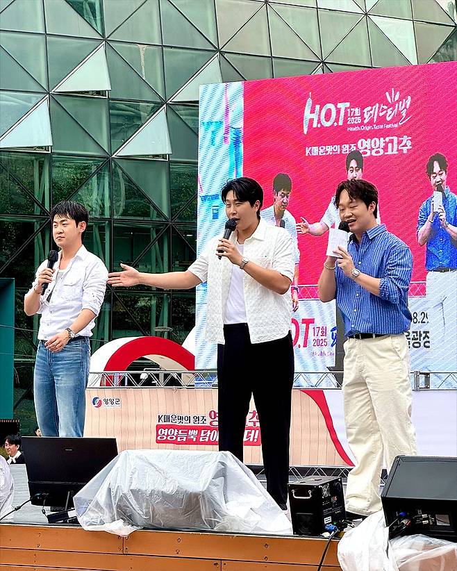 피식대학 김민수(왼쪽), 이용주(가운데), 정재형이 '2025 영양 H.O.T 페스티벌'에서 사회를 보고 있다. /사진=인스타그램 갈무리