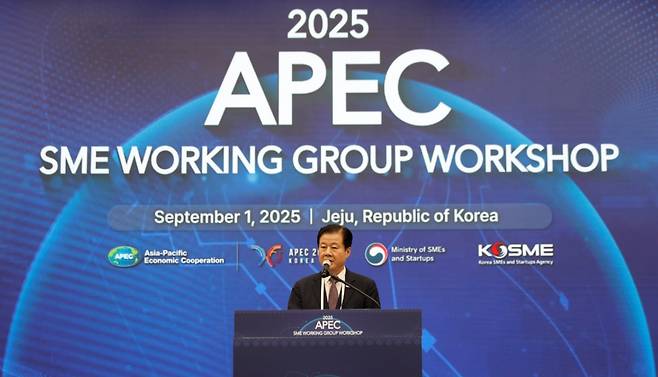 강석진 중진공 이사장이 1일 오전 제주ICC APEC 중소기업 혁신포럼에서 축사를 하고 있다./사진=중진공