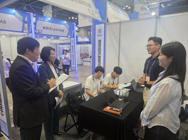2025 경기도교육청 직업계고 취창업박람회가 열린 2일 경기도 고양 킨텍스에서 도교육청 관계자가 기업 부스를 찾아 대화를 나누고 있다. /사진제공=경기도교육청
