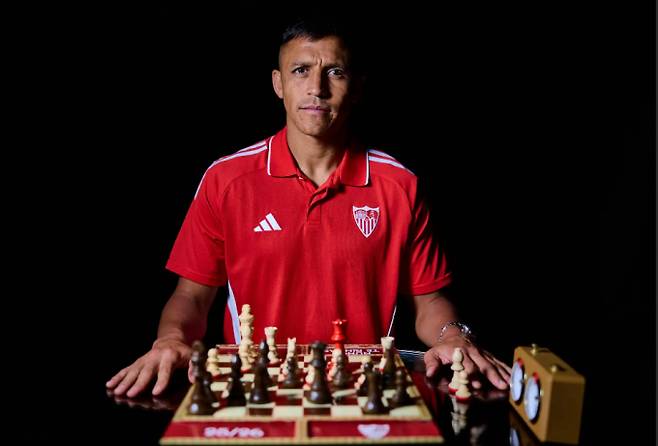 알렉시스 산체스가 세비야 유니폼을 입으며 11년 만에 스페인 무대로 돌아왔다. 사진은 2일(한국시각) 세비야 유니폼을 입은 산체스의 모습. /사진=세비야 홈페이지 캡처