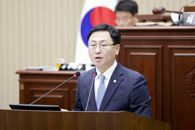 김성태 구리시의회 의장이 2일 제352회 정례회 5분 자유발언을 통해 글로벌 한류 문화 콘텐츠와 연계한 구리시 문화관광 활성화 방안을 제시하고 있다. /사진제공=구리시의회