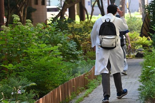 지난 7월 서울 종로구 서울대학교 의과대학 캠퍼스에서 가운을 입은 한 학생이 걸음을 옮기고 있다. 백동현 기자