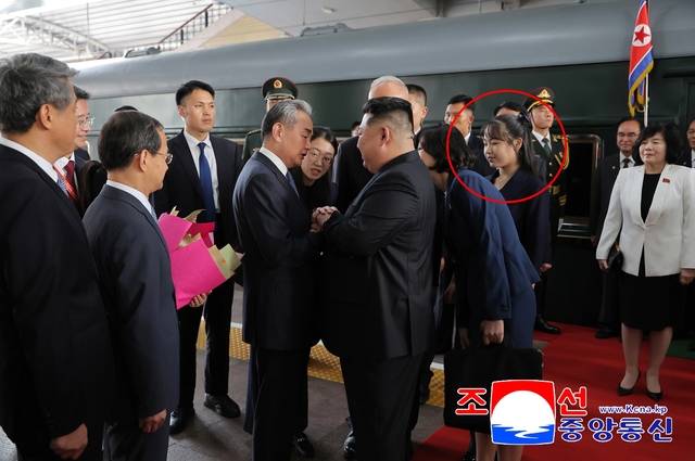 김정은 북한 국무위원장이 2일 현지시간 오후 4시 중국 수도 베이징에 도착했다고 조선중앙통신이 보도했다. 통신이 공개한 사진에 따르면 김 위원장의 딸 주애(붉은 원), 조용원·김덕훈 당 비서,  최선희 외무상 등이 동행했다. 조선중앙통신 캡처/연합뉴스