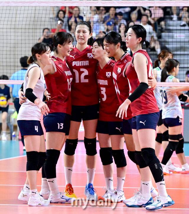 한일전 승리에도 기뻐하지 않는 여자배구대표팀 / 진주(경남) = 유진형 기자 zolong@mydaily.co.kr