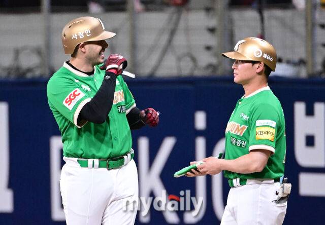 2025년 8월 2일 오후 서울 고척스카이돔에서 열린 '2025 신한 SOL뱅크 KBO 리그' 롯데 자이언츠와 키움 히어로즈의 경기. 키움 카디네스가 1회말 2사 1루서 안타를 친 뒤 기뻐하고 있다./마이데일리