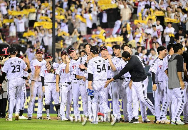 2025년 9월 2일 오후 서울 잠실구장에서 열린 '2025 신한 SOL뱅크 KBO 리그' 롯데 자이언츠와 LG 트윈스의 경기. LG 치리노스가 3-2로 승리한 뒤 유영찬을 격려하고 있다./잠실 = 유진형 기자