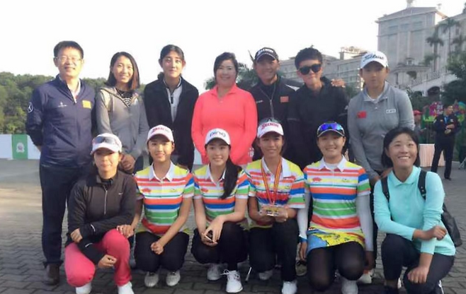 2017년 중국 국가대표팀을 이끌 때의 양영아 프로(윗줄 가운데). [사진=양영아 프로 제공]