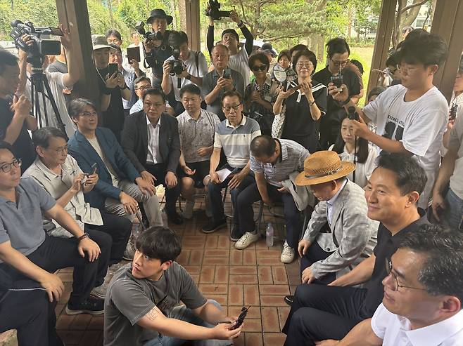 7월 30일 서울 양천구 목동6단지 아파트 단지에서 오세훈 시장과 조합·주민 관계자들이 대화를 나누는 모습. 정주원 기자