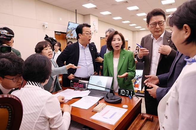 2일 서울 여의도 국회에서 열린 법제사법위원회 전체회의에서 국민의힘 나경원 의원 등이 추미애 위원장의 회의 진행 방식에 항의하며 더불어민주당 의원들과 언쟁하고 있다. [연합]