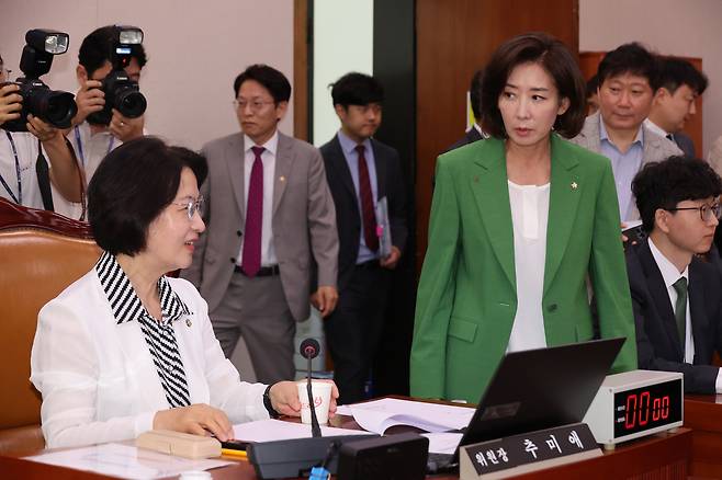 2일 서울 여의도 국회에서 열린 법제사법위원회 전체회의에서 국민의힘 나경원 의원이 추미애 위원장과 인사한 뒤 자리로 향하고 있다. [연합]