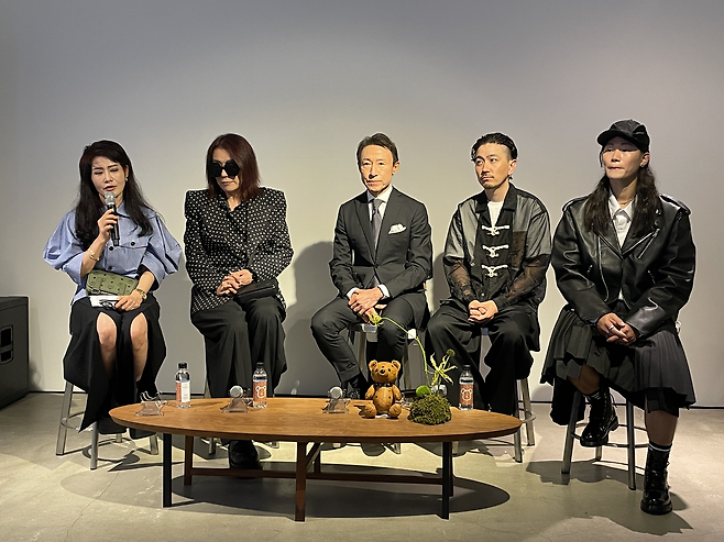 2일 서울 강남구 MCM 하우스에서 김해리(왼쪽부터) MCM 일본 대표, 타츠히코 아카시 메디콤 토이 CEO가 일본 아티스트 이사오 우에하라, 켄 야시키, 노부키 히즈메와 기자 간담회를 진행하고 있다. 전새날 기자