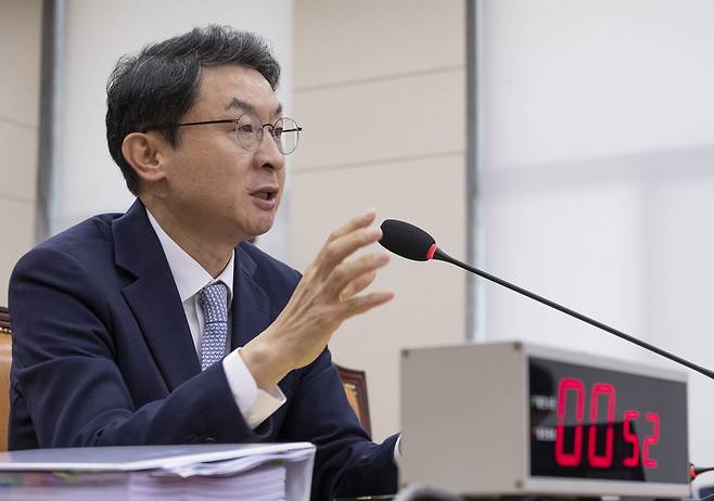 이억원 금융위원장 후보자가 2일 국회 정무위원회에서 열린 인사청문회에 출석해 의원 질의에 답하고 있다. [연합]