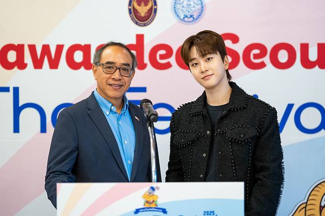 타니 쌩랏 주한 태국대사가 그룹 뉴키드 리더인 가수 진권과 기념촬영을 하고 있다. 가수 진권은 9월 6일과 7일 청계광장에서 열리는 ‘싸왓디 서울 태국 페스티벌 2025 : 디스커버 타일랜드’ 홍보를 위해 1일서울 이태원 대사관저에서 열린 이날 행사에 특별 초청됐다. [주한태국대사관 제공]