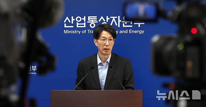 [세종=뉴시스] 강종민 기자 = 서가람 산업통상자원부 무역정책관이 1일 세종시 정부세종청사에서 2025년 8월 수출입동향을 발표하고 있다.  지난달 수출액은 전년동월대비 1.3% 증가한 584억 달러, 수입액은 4.0% 감소한 519억 달러를 기록했다. 2025.09.01. ppkjm@newsis.com