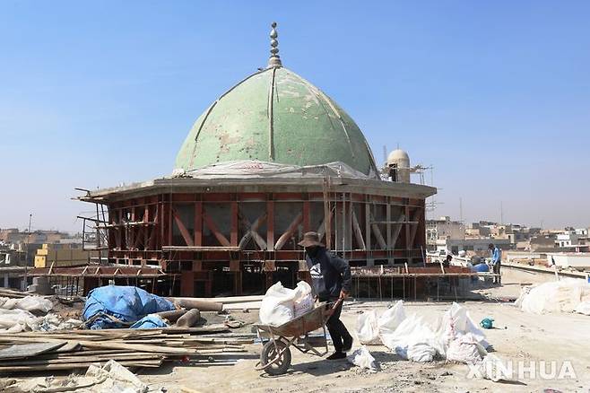 [ 모술( 이라크)= 신화/뉴시스]이라크 북부 도시의 명소인 알-누리 사원이 2025년 3월 18일 재건을 위한 막바지 공사를 하고 있는 광경.  이라크정부는 알 누리 사원과 부속 첨탑이 2017년 IS에 의해 폭파된 후 아랍에미맅 연합과 유엔의 유네스코 지원으로 9월1일 다시 문을 열게 되었다고 발표했다. 2025. 09.02.