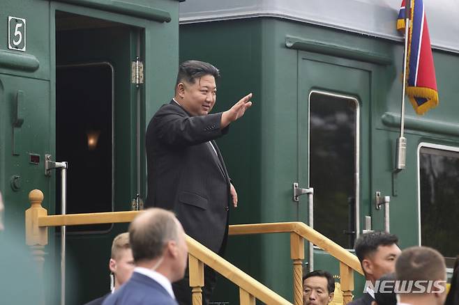 [블라디보스토크=AP/뉴시스] 김정은 북한 국무위원장이 2023년 9월 17일(현지시간) 러시아 방문을 마치고 연해주 블라디보스토크 인근에 있는 아르템 기차역에서 전용 열차를 타고 귀국 길에 오르며 손을 흔들고 있다. 2025.09.02.
