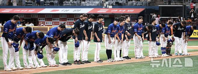 [서울=뉴시스] 정병혁 기자 = 지난달 26일 서울 구로구 고척스카이돔에서 열린 2025 KBO리그 한화 이글스와 키움 히어로즈의 경기, 3대1로 승리한 한화 선수들이 관중들에게 인사를 하고 있다. 2025.08.26. jhope@newsis.com