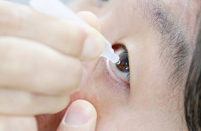 [서울=뉴시스] 스마트폰, 컴퓨터 사용이 늘면서 안구건조증을 호소하는 환자가 증가하고 있다. (사진=고려대 안암병원 제공) 202312.13. photo@newsis.com *재판매 및 DB 금지