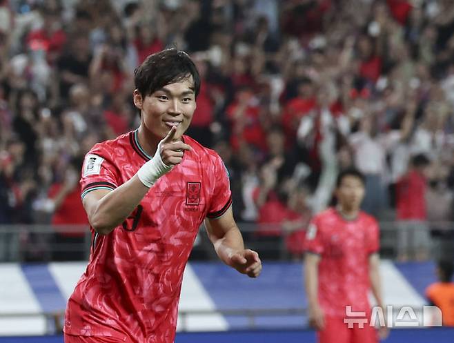 [서울=뉴시스] 김근수 기자 = 10일 서울 마포구 서울월드컵경기장에서 열린 2026 국제축구연맹(FIFA) 북중미월드컵 아시아 3차 예선 한국과 쿠웨이트의 경기, 한국 오현규가 세번째 골을 성공시키고 있다. 2025.06.10. ks@newsis.com