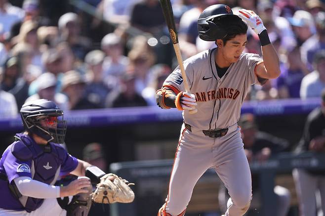 [덴버=AP/뉴시스] 샌프란시스코 자이언츠의 이정후가 1일(현지 시간) 미 콜로라도주 덴버의 쿠어스 필드에서 열린 2025 메이저리그 콜로라도 로키스와의 경기 2회 초 2루수 앞 땅볼을 친 후 1루로 달리고 있다. 이정후는 3타수 1안타 1볼넷을 기록했고, 샌프란시스코는 8-2로 승리했다. 2025.09.02.