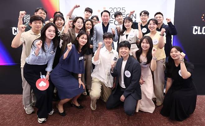 [서울=뉴시스]최태원 SK그룹 회장이 20일 SK서린사옥에서 열린 '이천포럼 2025'에 참여한 구성원들과 기념사진을 촬영하고 있다. (사진 = SK) 2025.08.21. photo@newsis.com   *재판매 및 DB 금지