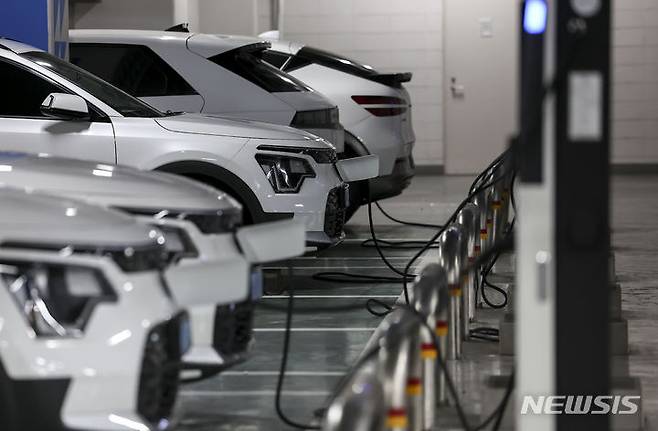 [서울=뉴시스] 정병혁 기자 = 서울시내 주차장 내 전기차충전소에서 전기차량이 충전되고 있다. .com