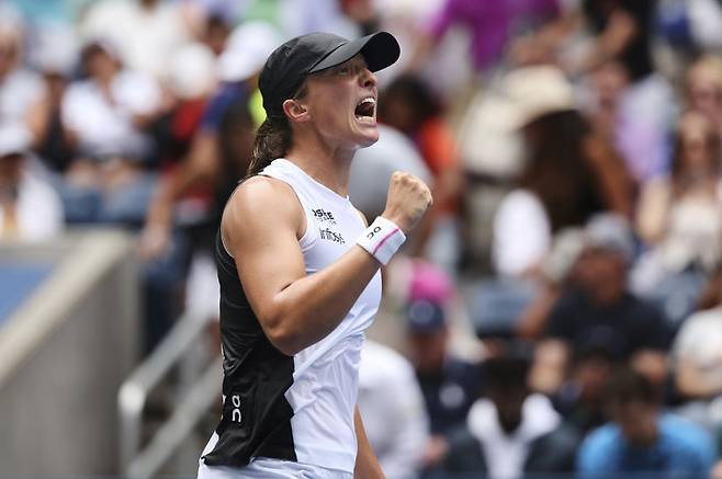 [뉴욕=AP/뉴시스] 이가 시비옹테크(2위·폴란드)가 1일(현지 시간) 미국 뉴욕의 빌리진킹 내셔널 테니스 센터에서 열린 US 오픈 여자 단식 16강전에서 예카테리나 알렉산드로바(12위·러시아)를 꺾고 환호하고 있다. 시비옹테크가 2-0(6-3 6-1)으로 승리하고 8강에 올랐다. 2025.09.02.