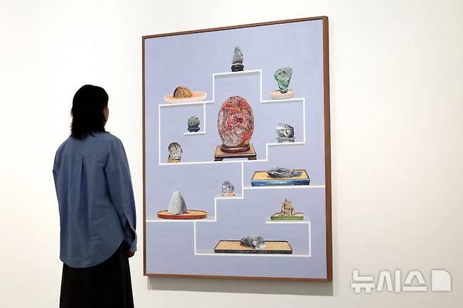 [서울=뉴시스] 박진희 기자 = 국제갤러리는 2일 서울 종로구 국제갤러리 K1에서 갈라 포라스-김(Gala Porras-Kim) 작가의 개인전 '자연 형식을 담는 조건' 기자간담회를 갖고 '수석(壽석 또는 水석)'에 대한 작가의 관심을 바탕으로 한 기술 신작을 선보이고 있다. 2025.09.02. pak7130@newsis.com