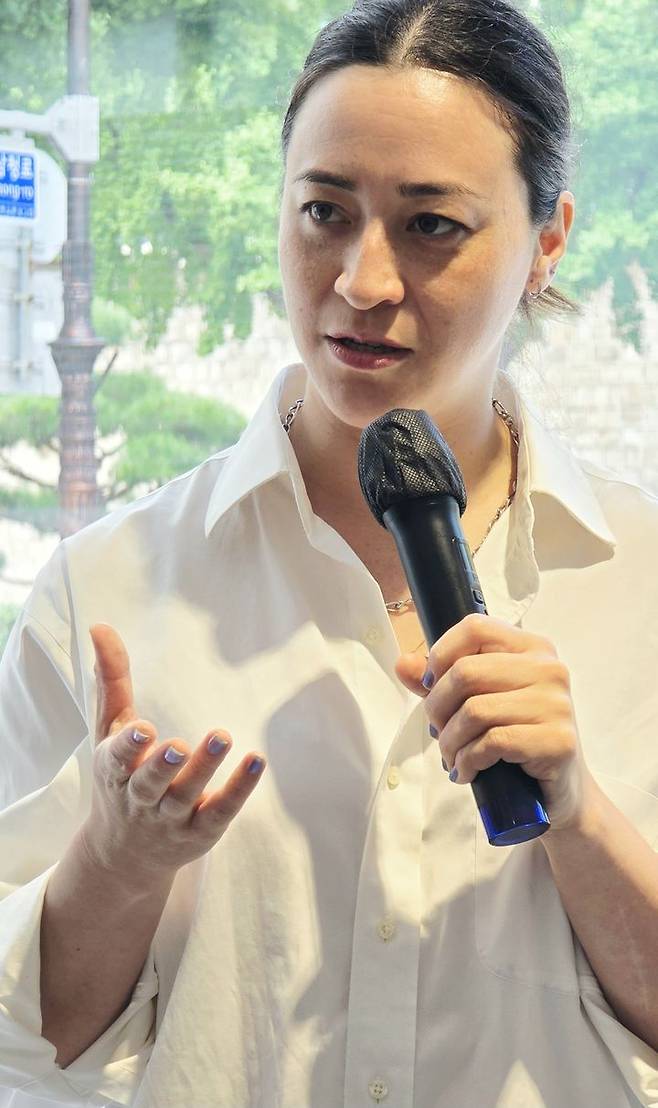 [사진=박현주 미술전문기자]2일 국제갤러리에서 갈라포라스 김이 작품 설명을 하고 있다. 2025.09.02. hyun@newsis.com *재판매 및 DB 금지