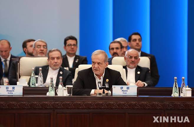 [톈진=AP/뉴시스]마수드 페제시키안 이란 대통령이 1일 중국 톈진에서 상하이협력기구(SCO) 정상회의에 참석한 모습. 2025.09.02.