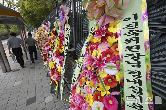 [과천=뉴시스] 김근수 기자 = 2일 경기 과천시 정부과천청사 인근에 이진숙 방송통신위원장 응원 화환이 놓여 있다. 2025.09.02. ks@newsis.com