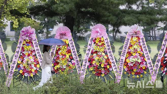 [과천=뉴시스] 김근수 기자 = 2일 경기 과천시 정부과천청사 인근에 이진숙 방송통신위원장 응원 화환이 놓여 있다. 2025.09.02. ks@newsis.com