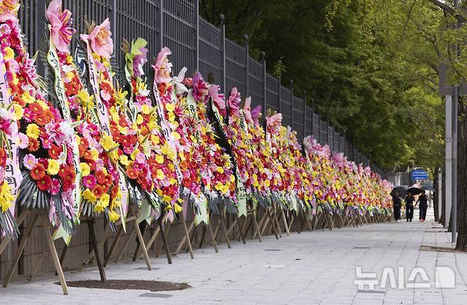 [과천=뉴시스] 김근수 기자 = 2일 경기 과천시 정부과천청사 인근에 이진숙 방송통신위원장 응원 화환이 놓여 있다. 2025.09.02. ks@newsis.com