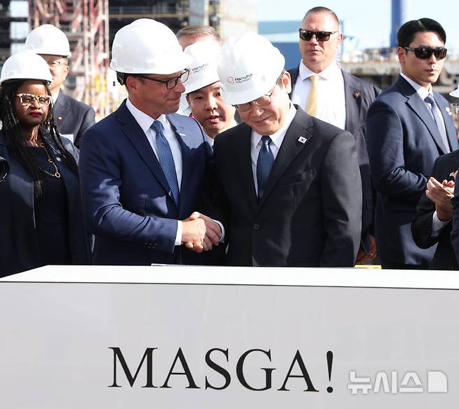 [필라델피아=뉴시스] 고범준 기자 = 이재명 대통령이 26일(현지 시간) 필라델피아 한화 필리조선소를 방문해 방명록에 서명한 뒤 조시 샤피로 펜실베니아 주지사와 악수하고 있다. 2025.08.27. bjko@newsis.com