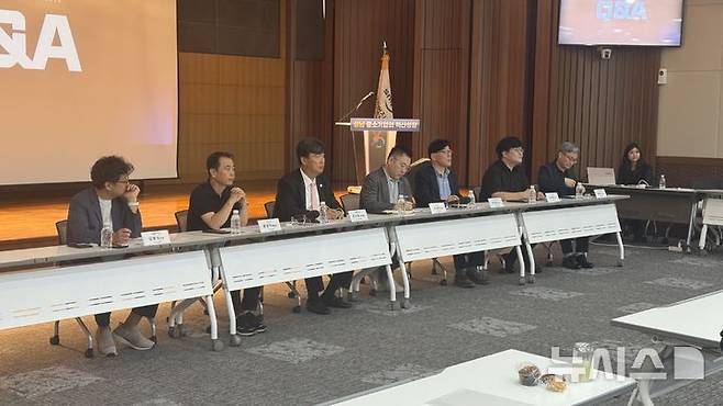 [성남=뉴시스] 윤정민 기자 = 2일 오후 경기 성남시 성남산업진흥원에서 열린 'GXG 2025' 기자간담회에서 행사 주관사인 게임문화재단과 성남산업진흥원 관계자들이 취재진 질의에 답하고 있다. 2025.09.02. alpaca@newsis.com