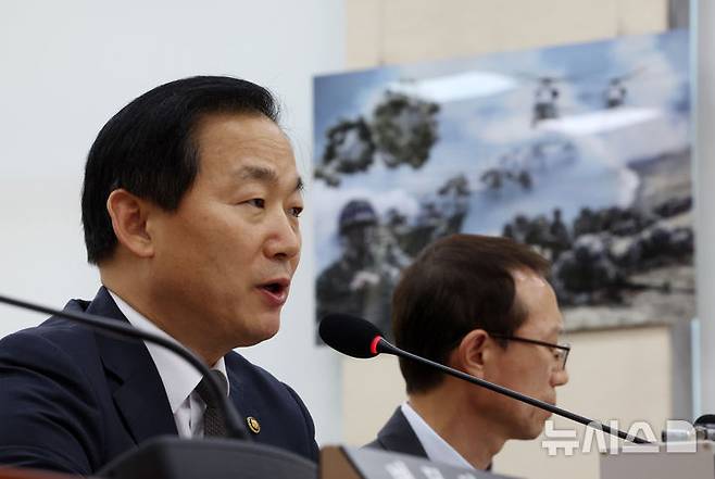 [서울=뉴시스] 김명년 기자 = 이두희 국방부 차관이 2일 오후 서울 여의도 국회에서 열린 국방위원회 전체회의에서 질의에 답하고 있다. 2025.09.02. kmn@newsis.com