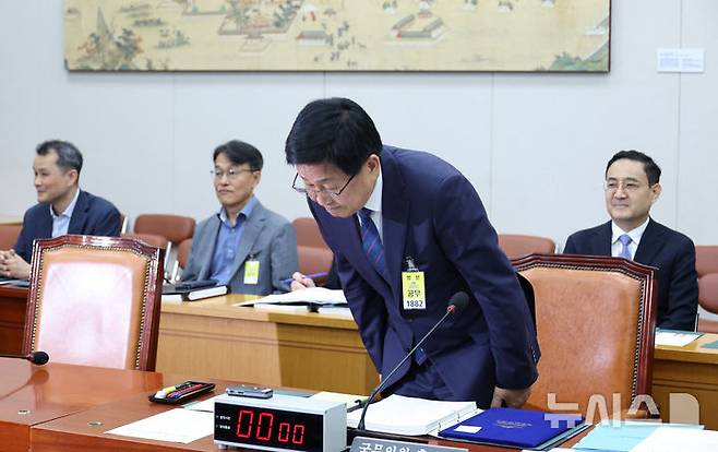 [서울=뉴시스] 김금보 기자 = 최교진 사회부총리 겸 교육부 장관 후보자가 2일 서울 여의도 국회에서 열린 교육위원회의 인사청문회 시작에 앞서 국회의원들에게 인사하고 있다. 2025.09.02. kgb@newsis.com