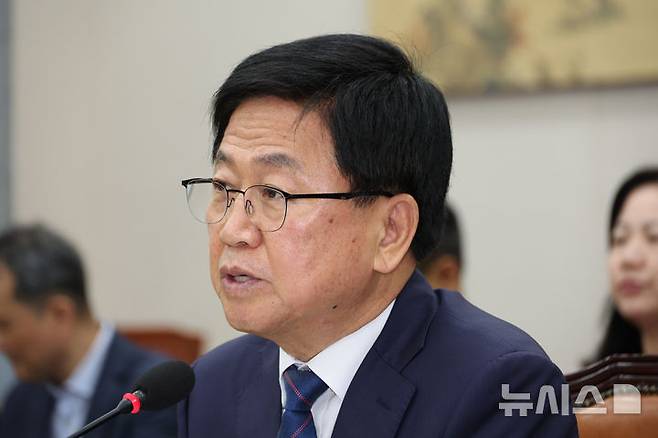 [서울=뉴시스] 김금보 기자 = 최교진 사회부총리 겸 교육부 장관 후보자가 2일 서울 여의도 국회에서 열린 교육위원회의 인사청문회에서 발언을 하고 있다. 2025.09.02. kgb@newsis.com