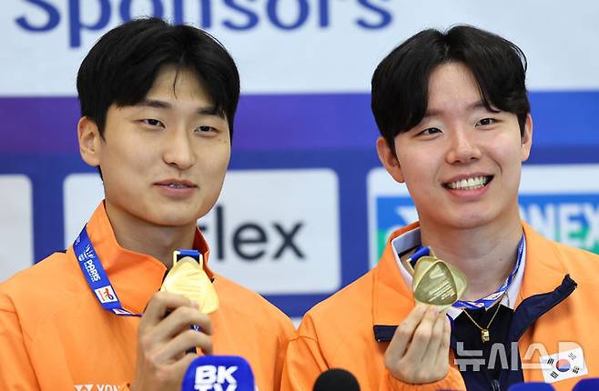 [인천공항=뉴시스] 최진석 기자 = '2025 세계개인배드민턴선수권대회' 남자 복식 정상에 오른 김원호(왼쪽)와 서승재가 2일 오후 인천국제공항 제1터미널을 통해 귀국해 금메달을 들어보이고 있다.서승재·김원호는 지난 1일(한국 시간) 프랑스에서 열린 '2025 세계개인배드민턴선수권대회' 남자 복식 결승전에서 중국의 천보양·류이를 게임 스코어 2-0으로 제압하고 정상에 올랐다. 2025.09.02. myjs@newsis.com