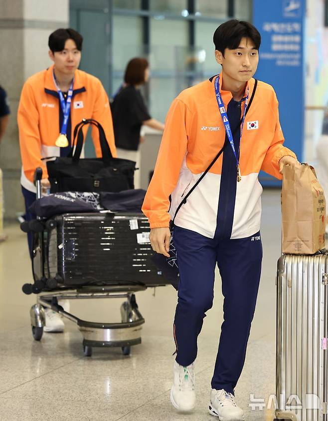 [인천공항=뉴시스] 최진석 기자 = '2025 세계개인배드민턴선수권대회' 남자 복식 정상에 오른 김원호(오른쪽)와 서승재가 2일 오후 인천국제공항 제1터미널을 통해 귀국하고 있다.서승재·김원호는 지난 1일(한국 시간) 프랑스에서 열린 '2025 세계개인배드민턴선수권대회' 남자 복식 결승전에서 중국의 천보양·류이를 게임 스코어 2-0으로 제압하고 정상에 올랐다. 2025.09.02. myjs@newsis.com
