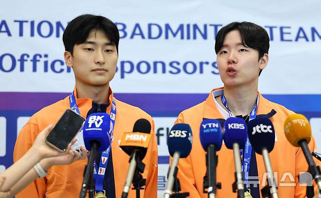 [인천공항=뉴시스] 최진석 기자 = '2025 세계개인배드민턴선수권대회' 남자 복식 정상에 오른 김원호(왼쪽)와 서승재가 2일 오후 인천국제공항 제1터미널을 통해 귀국해 인터뷰를 하고 있다.서승재·김원호는 지난 1일(한국 시간) 프랑스에서 열린 '2025 세계개인배드민턴선수권대회' 남자 복식 결승전에서 중국의 천보양·류이를 게임 스코어 2-0으로 제압하고 정상에 올랐다. 2025.09.02. myjs@newsis.com