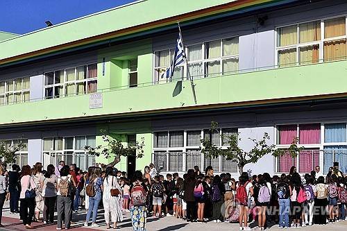 등교 중인 그리스 초등학교 학생들 [EPA 연합뉴스]