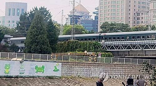 베이징역 인근 지나는 김정은 탑승 추정 전용열차 [베이징=연합뉴스 제공]