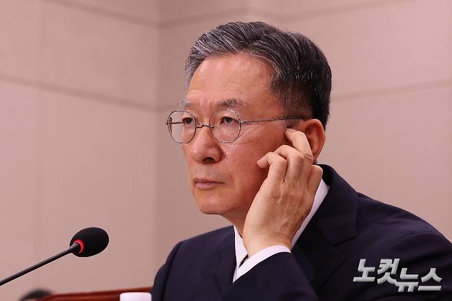 정성호 법무부 장관 후보자가 16일 오전 서울 여의도 국회 법제사법위원회에서 열린 인사청문회에 출석해 의원 질의를 듣고 있다. 류영주 기자