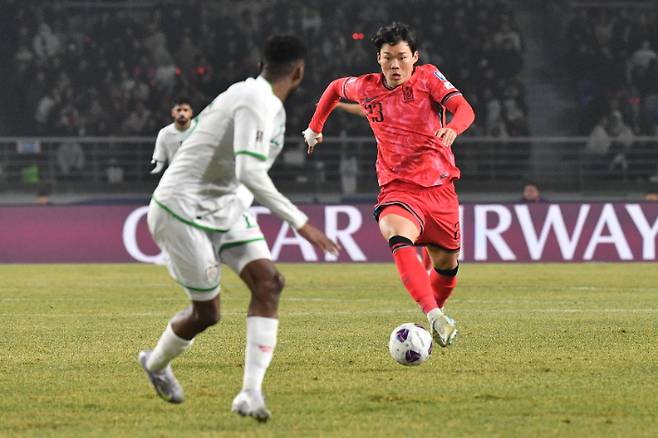 오현규가 20일 경기도 고양종합운동장에서 열린 2026 국제축구연맹(FIFA) 북중미 월드컵 아시아 지역 3차 예선 대한민국 대 오만 경기에서 드리블을 하고 있다. 류영주 기자