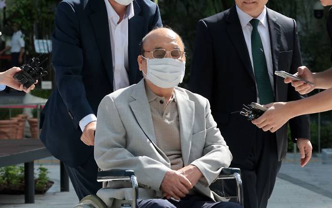 이봉관 서희건설 회장이 2일 서울 종로구 KT광화문빌딩에 마련된 김건희 여사 관련 의혹을 수사하는 민중기 특별검사팀 사무실에 출석하고 있다. 연합뉴스