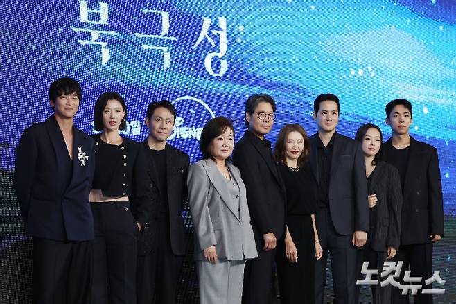 배우 강동원, 전지현, 오정세, 김해숙, 유재명, 이미숙, 박해준, 이상희, 주종혁이 2일 오전 서울 종로구 포시즌스 호텔에서 진행된 디즈니 플러스 오리지널 시리즈 '북극성' 제작발표회에 참석해 포즈를 취하고 있다. 류영주 기자