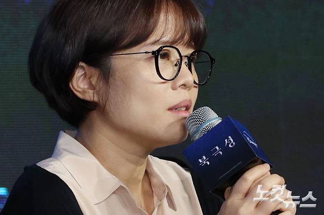 김희원 감독이 2일 오전 서울 종로구 포시즌스 호텔에서 진행된 디즈니 플러스 오리지널 시리즈 '북극성' 제작발표회에 참석해 인사말을 하고 있다. 류영주 기자