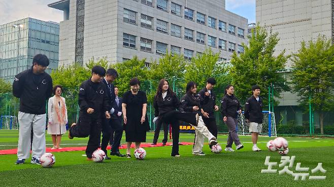한세대가 2일 오전 인조잔디 운동장 유니온스타디움 개장식을 갖고 시축행사를 진행했다. 백인자 총장과 학생들이 시축하고 있다. 송주열 기자