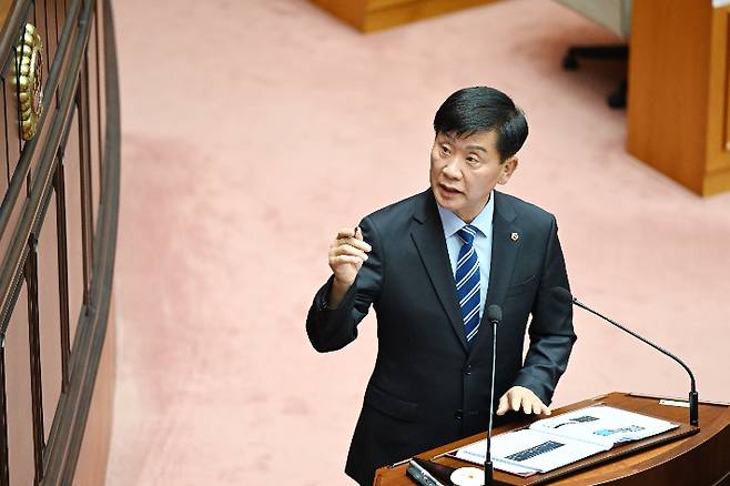 시정 질의하는 김재운 시의원. 부산시의회 제공